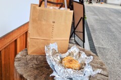 岡山のおみやげ ととのベーコン。　燻製バターベーコンエッグ焼きおむすび