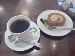 長野のおみやげ 旧軽モカロールケーキのケーキセット